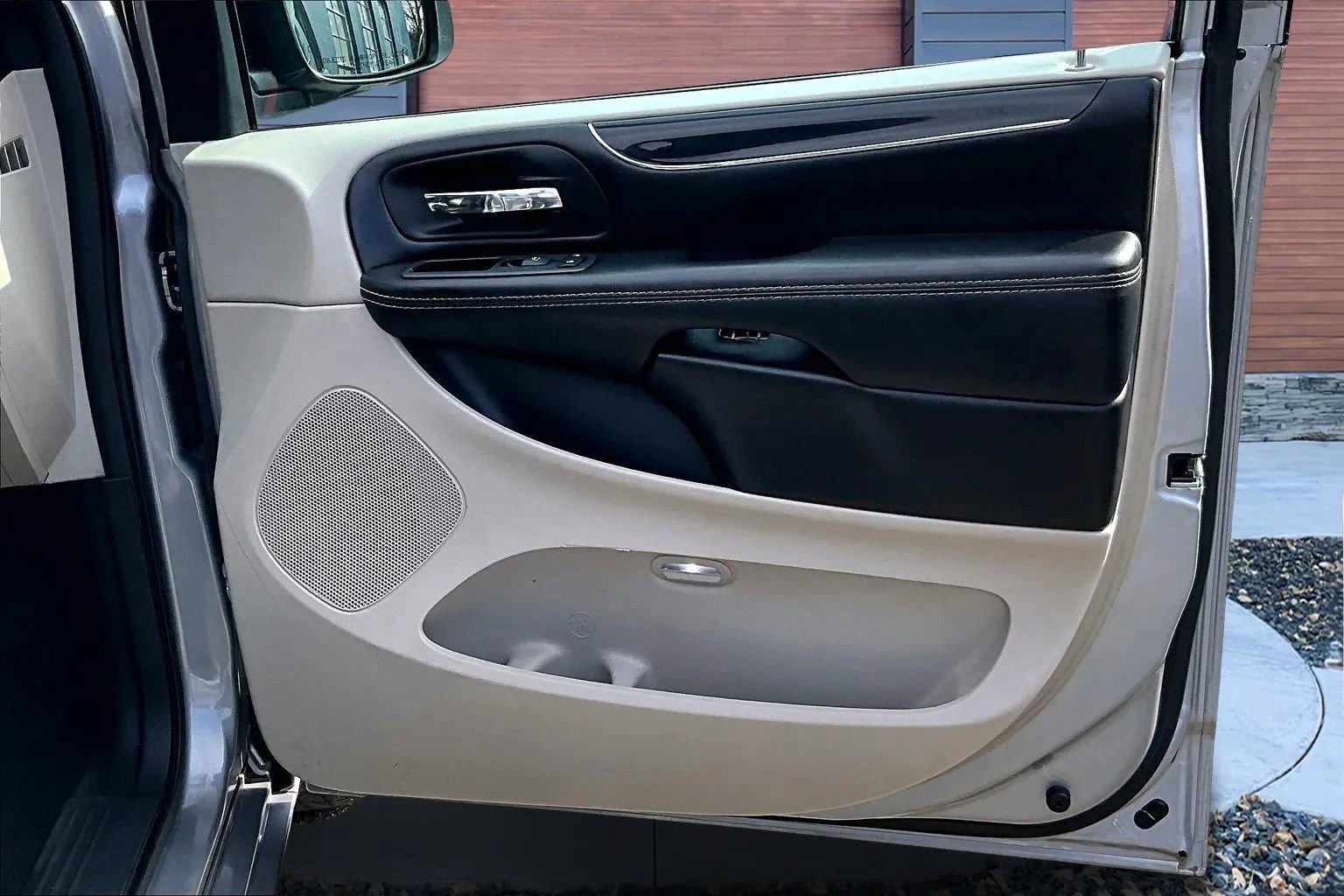 Used 2020 Dodge Grand Caravan SXT image 21