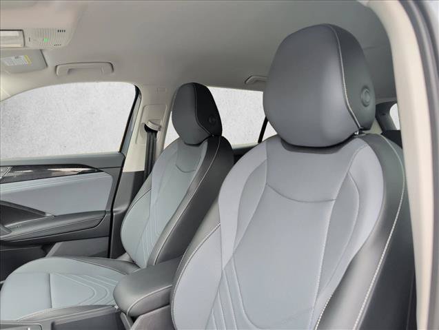Used 2025 Volkswagen Tiguan SE FWD image 14