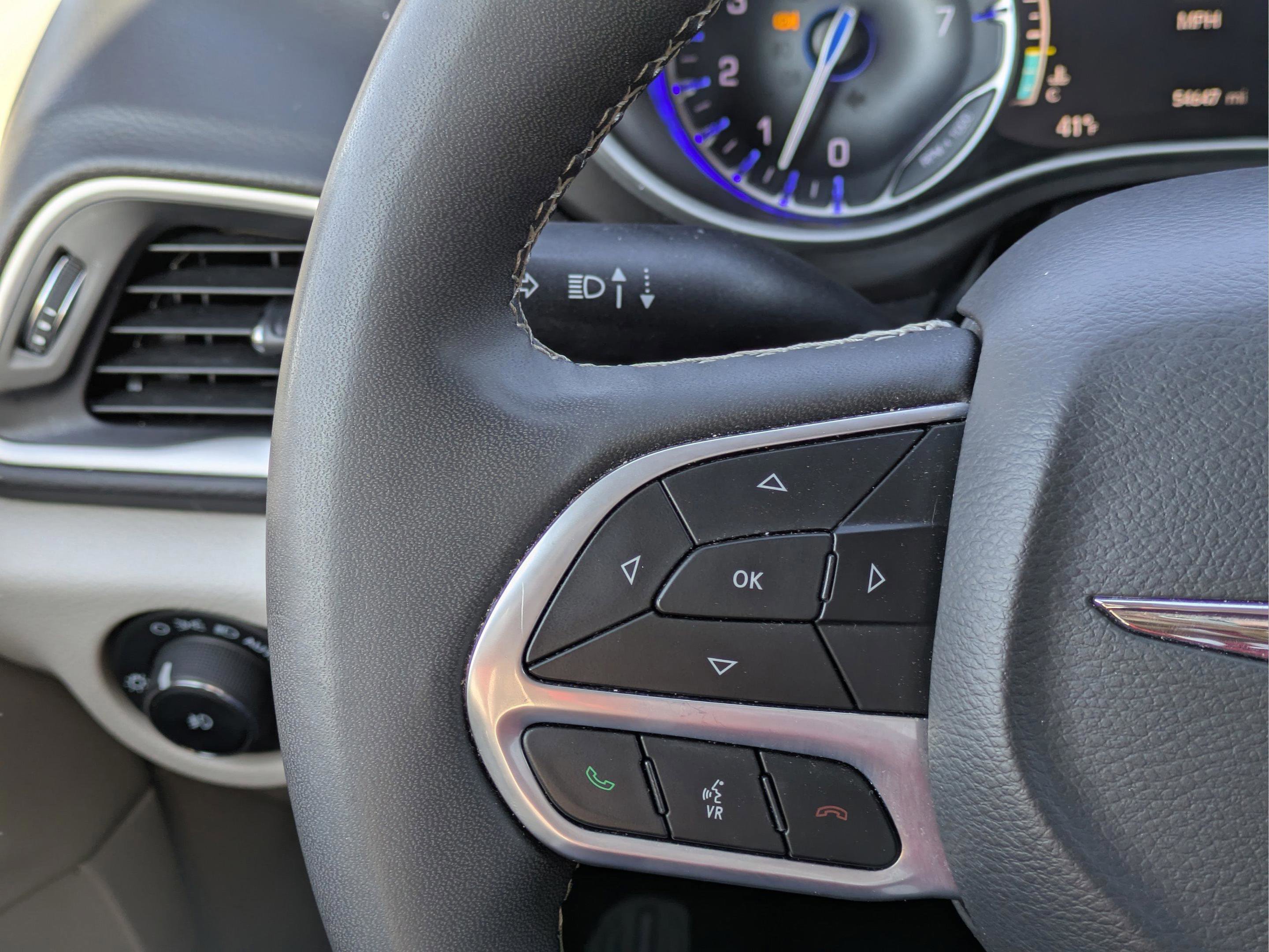 Used 2024 Chrysler Pacifica Touring-L FWD image 18