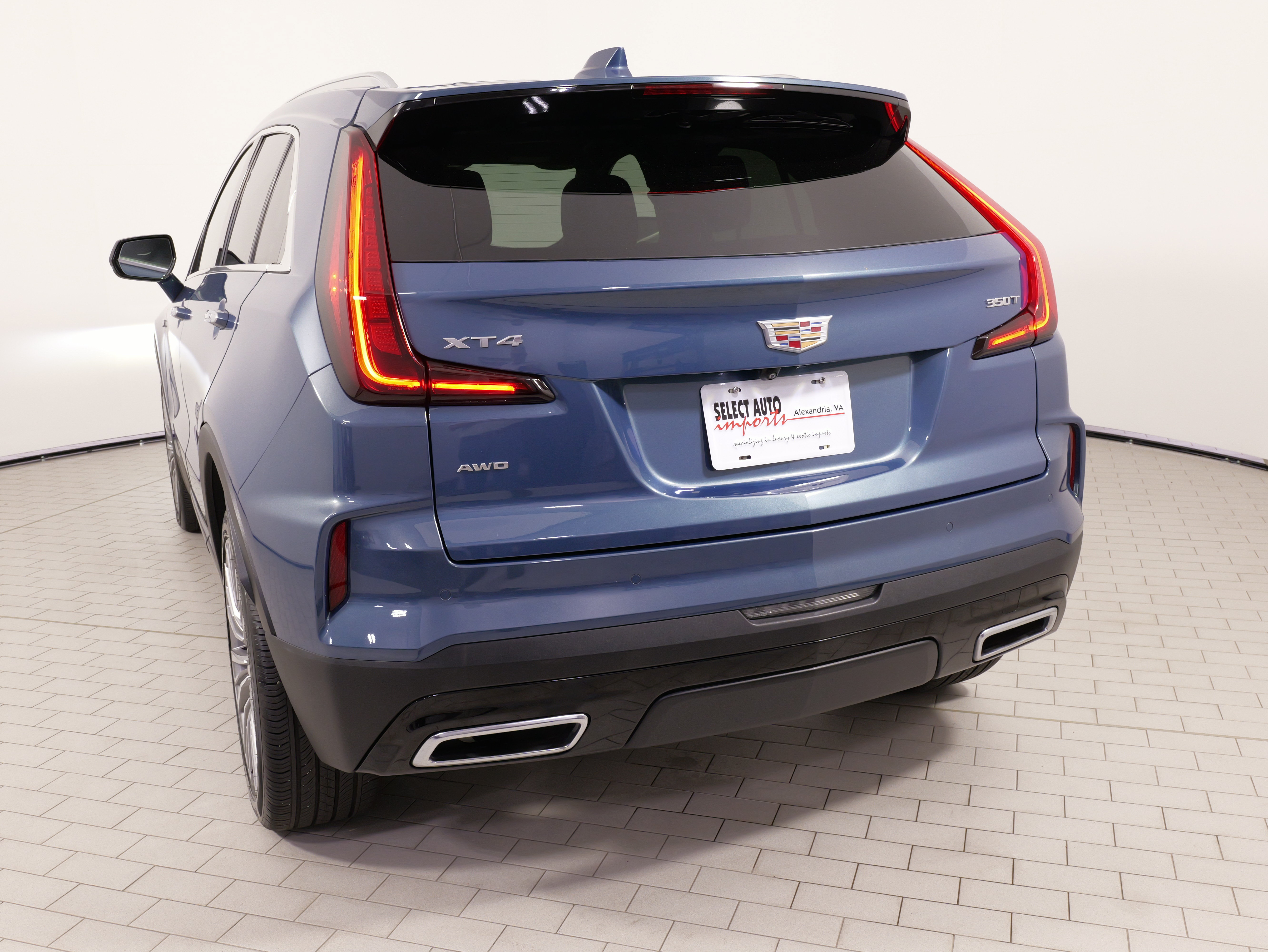Used 2024 Cadillac XT4 Premium Luxury w/ Cold Weather Package AWD/4WD image 14