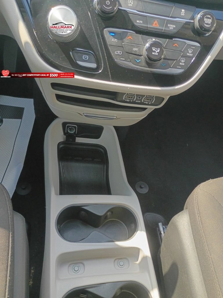 Used 2022 Chrysler Voyager LX FWD image 14