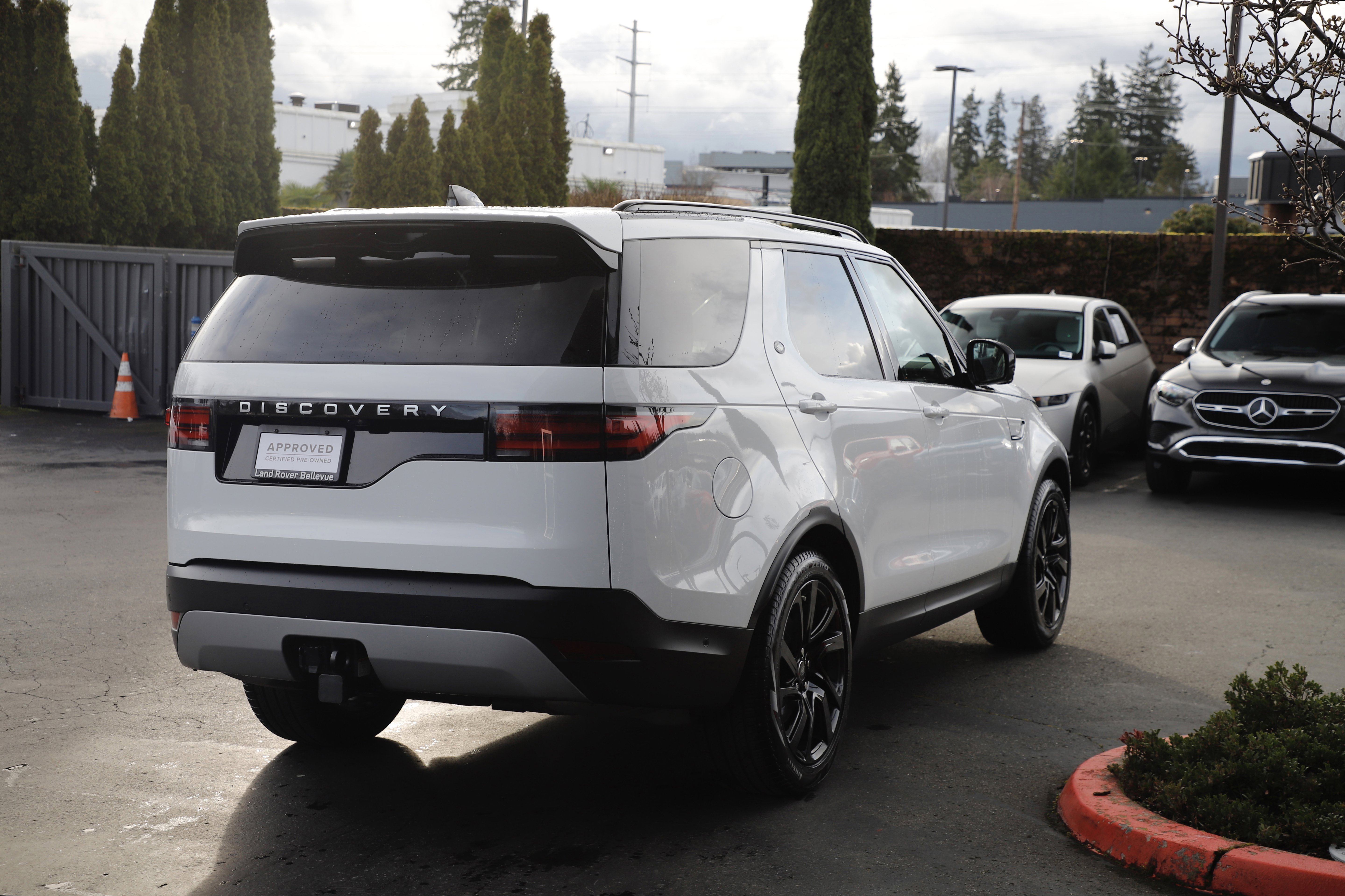 Certified 2025 Land Rover Discovery S image 10