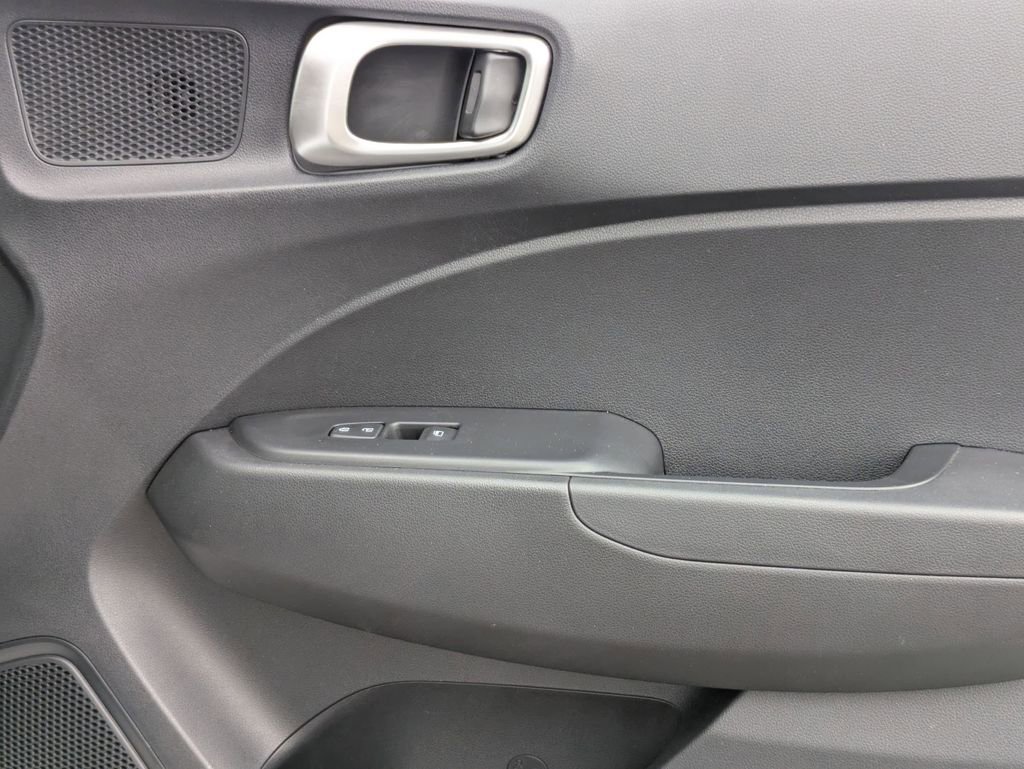 Used 2025 Hyundai Venue SEL image 25