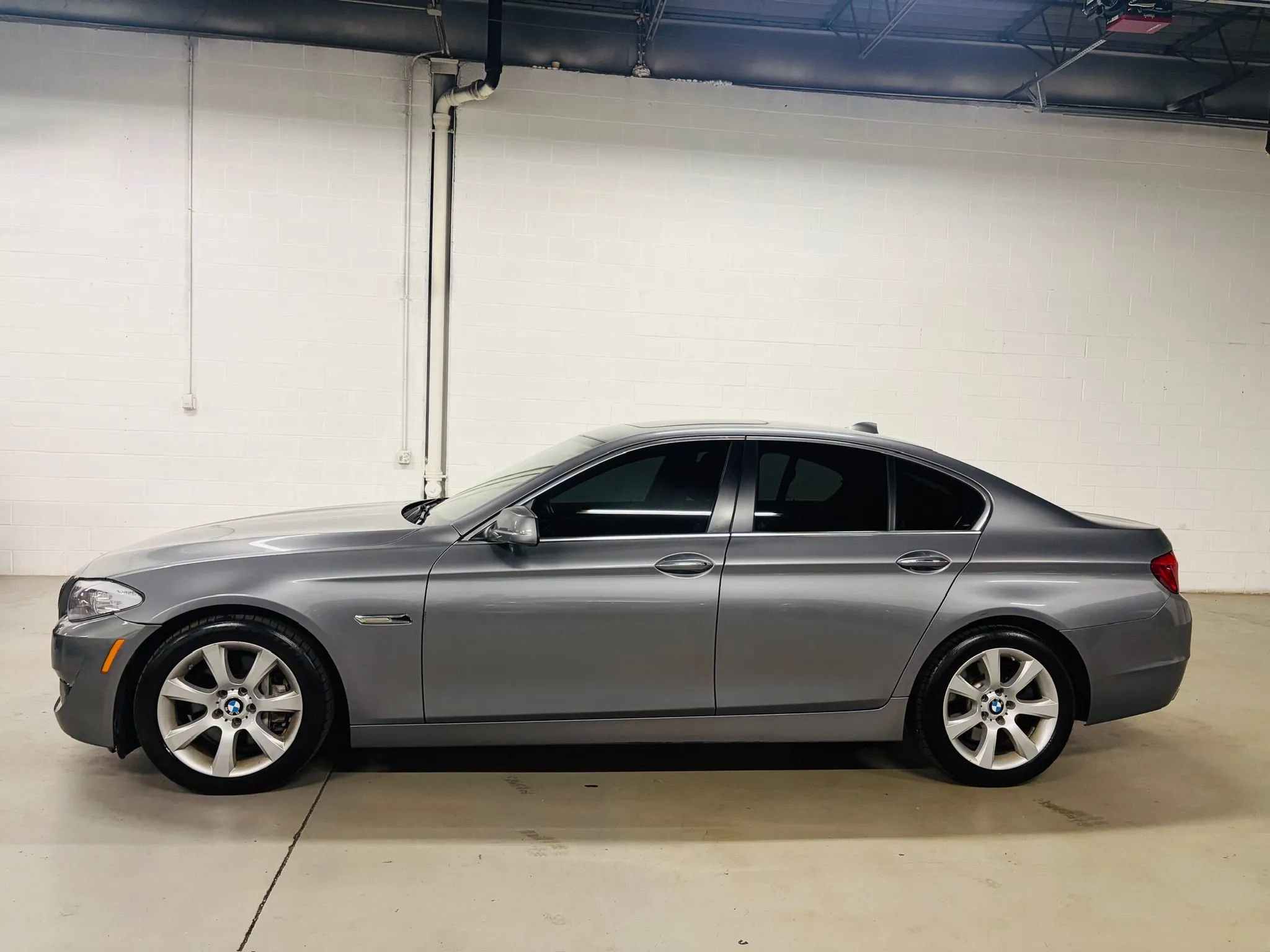 Used 2011 BMW 550i xDrive Sedan AWD/4WD image 5