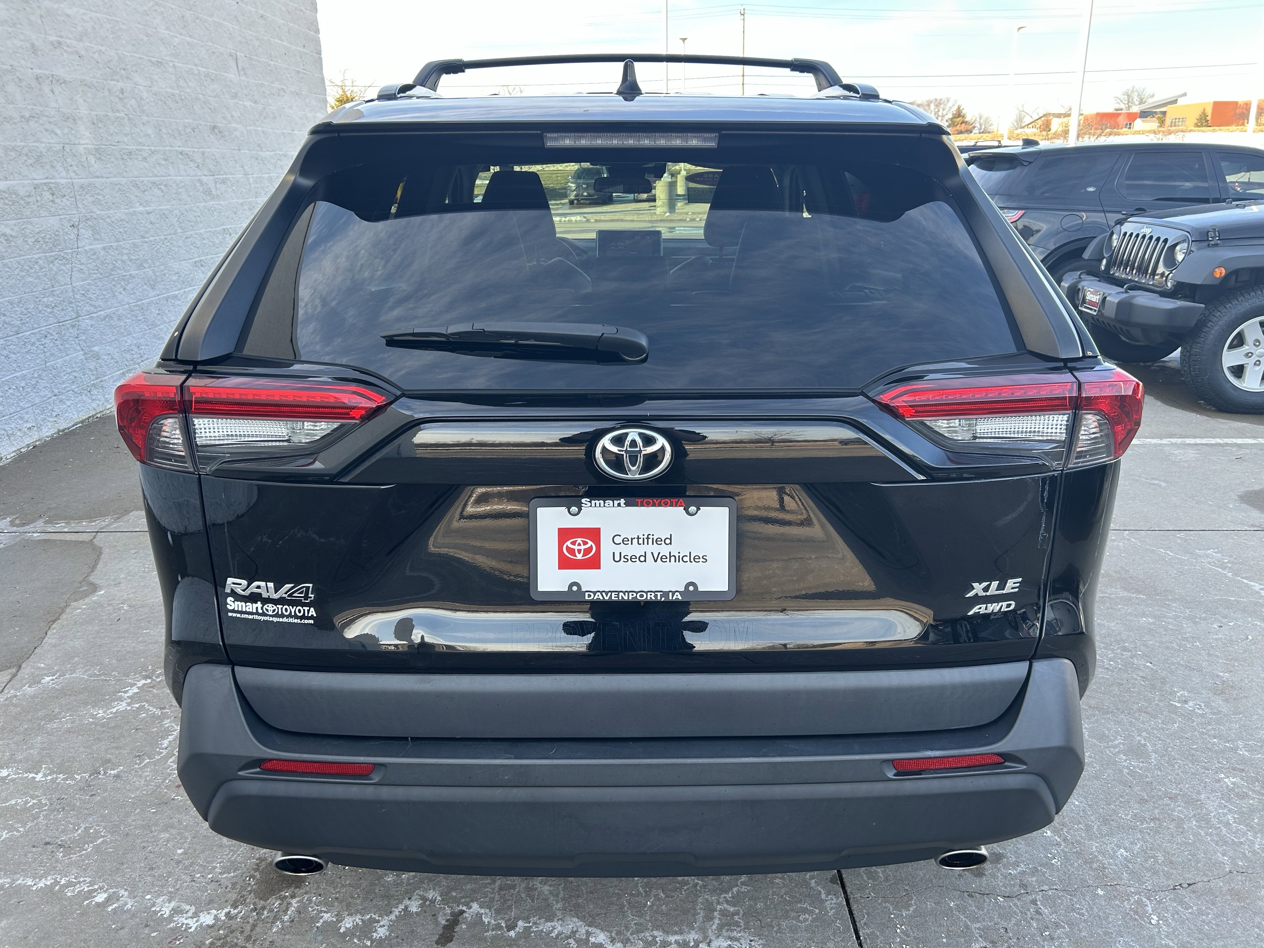 Used 2022 Toyota RAV4 XLE Premium image 5