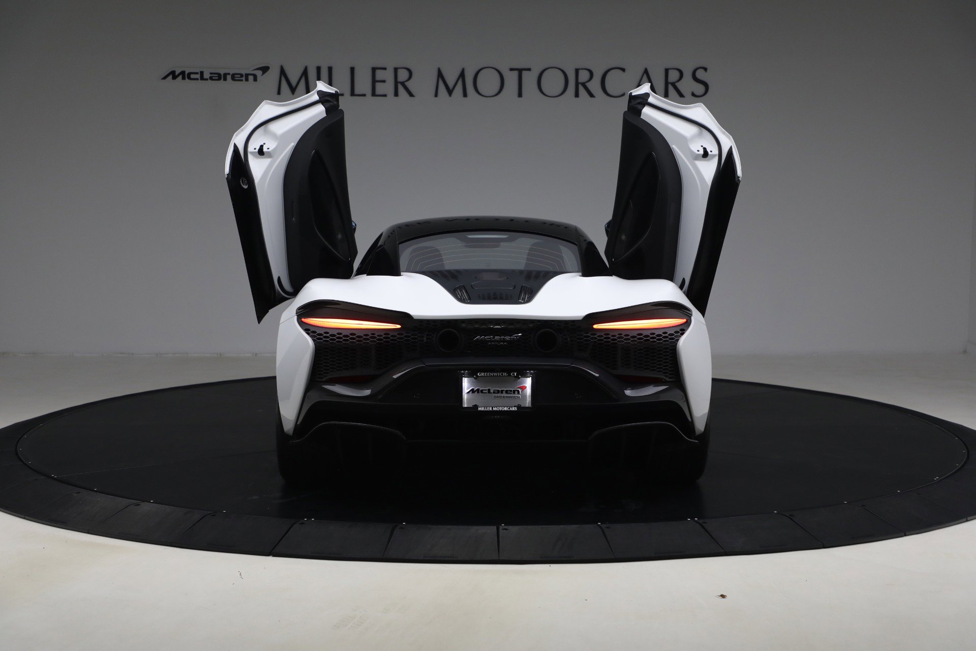 Used 2023 McLaren Artura image 17