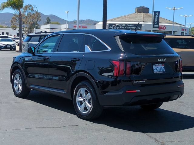 Used 2023 Kia Sorento LX FWD image 5