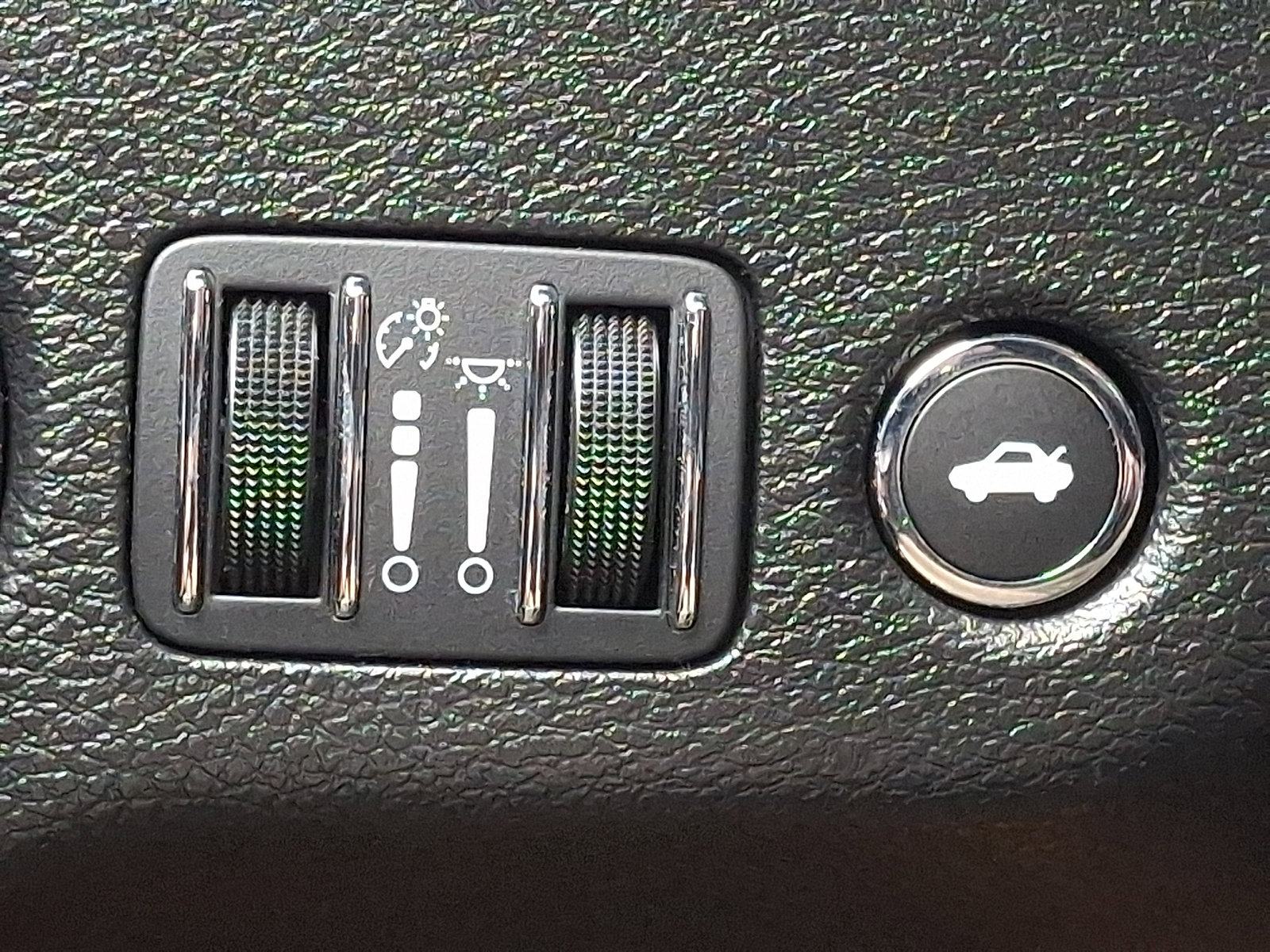 Used 2023 Chrysler 300 Touring w/ Sport Appearance Package image 25