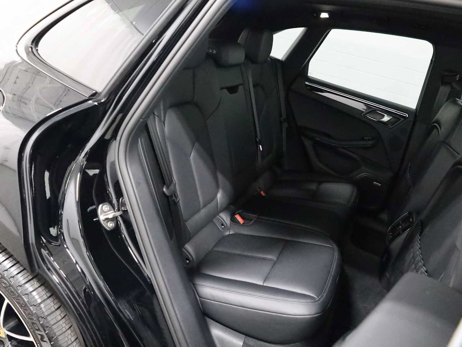 Certified 2025 Porsche Macan S AWD/4WD image 37