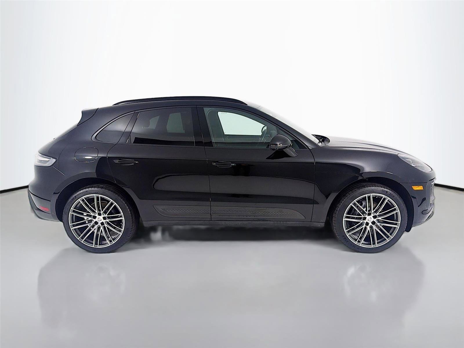 Certified 2023 Porsche Macan AWD/4WD image 28