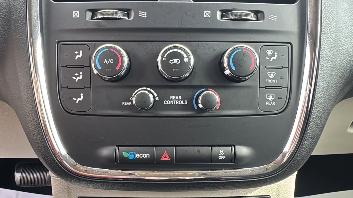 Used 2019 Dodge Grand Caravan SE w/ UConnect Hands-Free Group FWD image 18