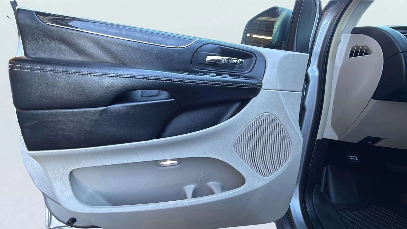 Used 2016 Chrysler Town & Country Touring image 18