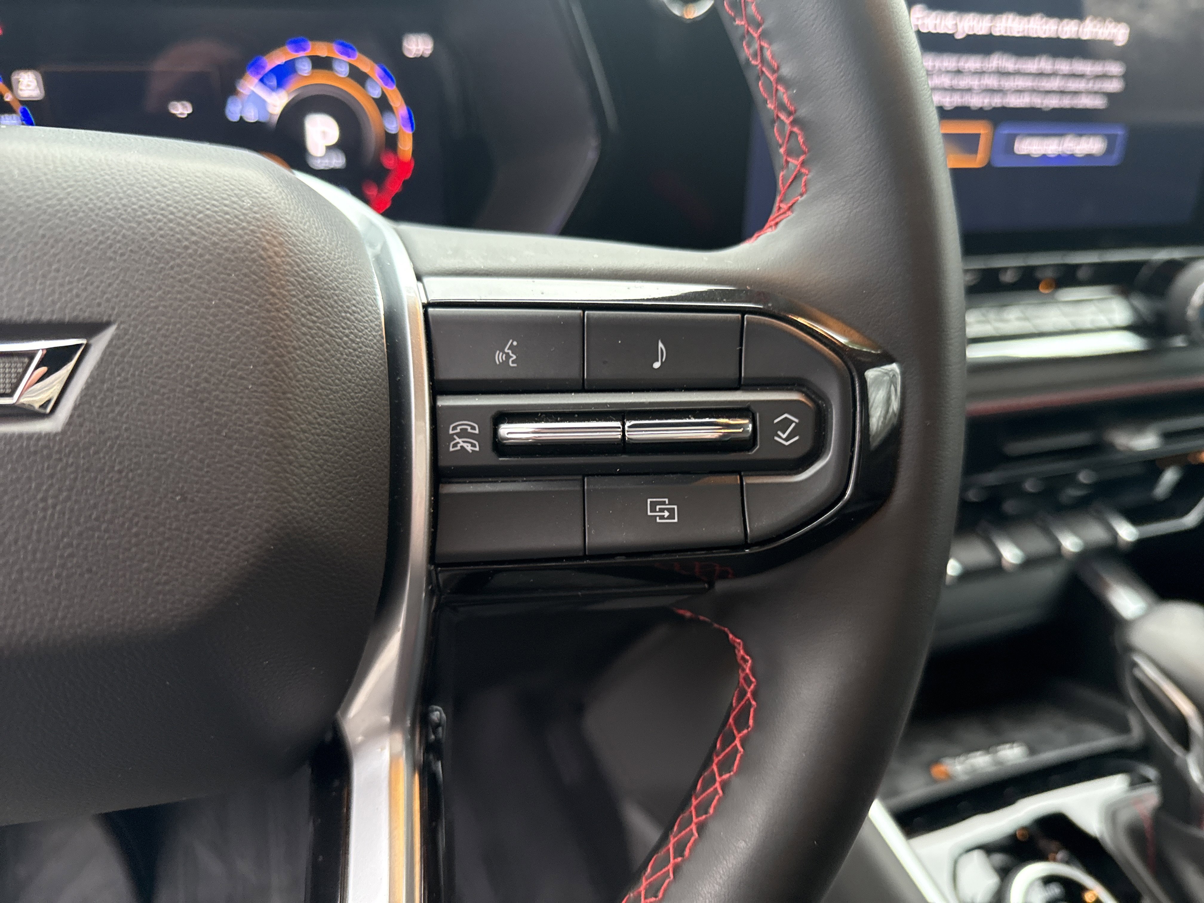 Used 2025 Chevrolet Colorado Z71 w/ Midnight Edition image 16