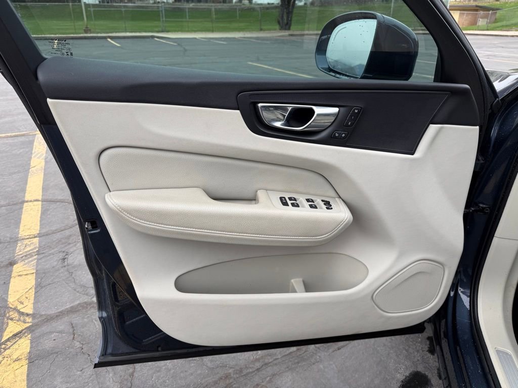 Used 2022 Volvo XC60 B5 Momentum w/ Advanced Package image 9
