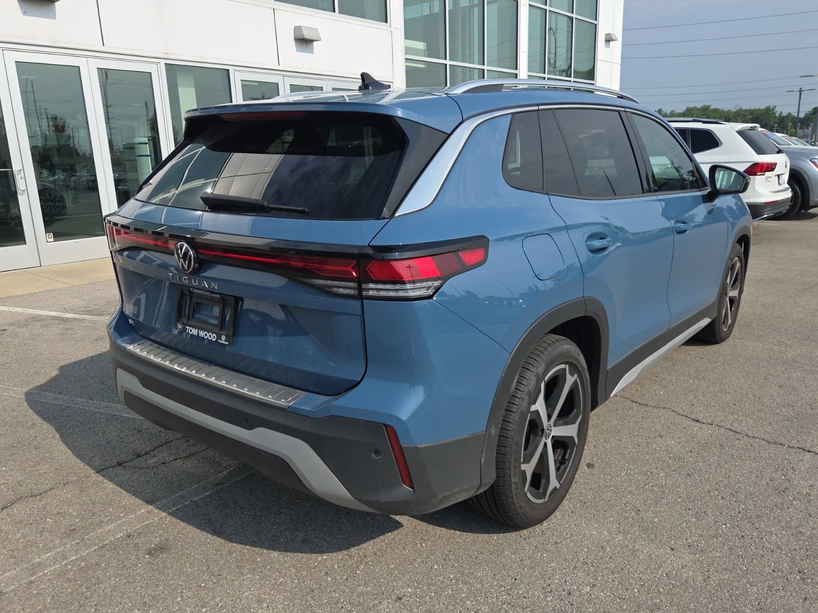 Certified 2026 Volkswagen Tiguan SE w/ Panoramic Sunroof Package FWD image 6