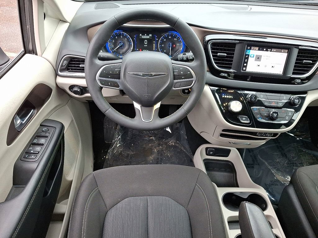 Used 2023 Chrysler Voyager LX image 12