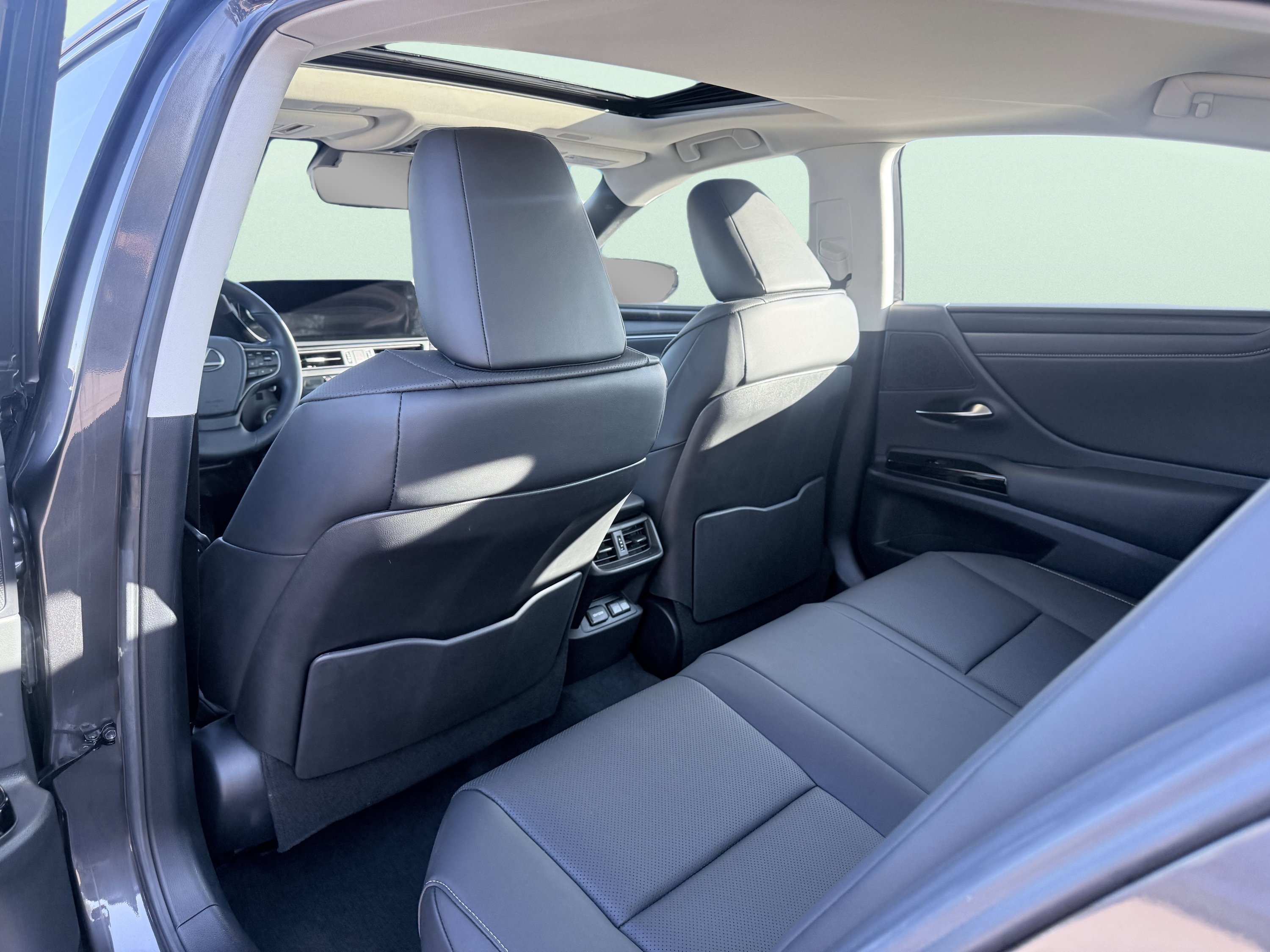 Used 2025 Lexus ES 300h ES 300h F SPORT Design w/ Premium Package image 15