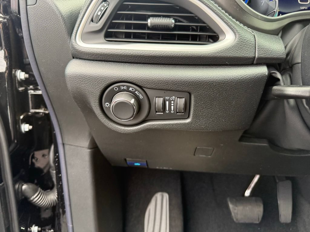 New 2027 Chrysler Pacifica Select FWD image 16