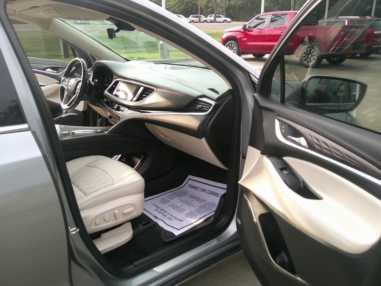 Used 2023 Buick Enclave Avenir w/ Avenir Technology Package image 17