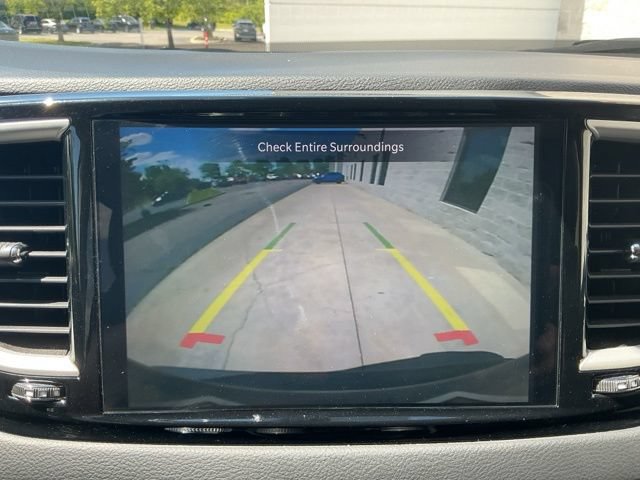 Used 2023 Chrysler Pacifica Touring-L FWD image 3
