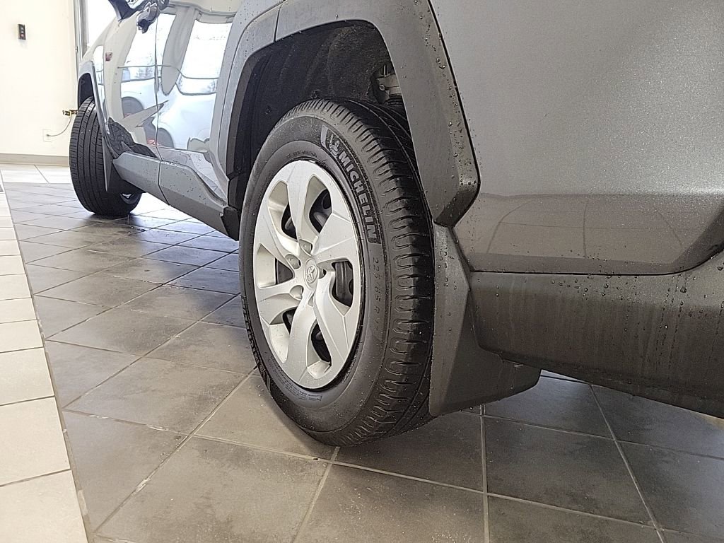 Used 2021 Toyota RAV4 LE image 17