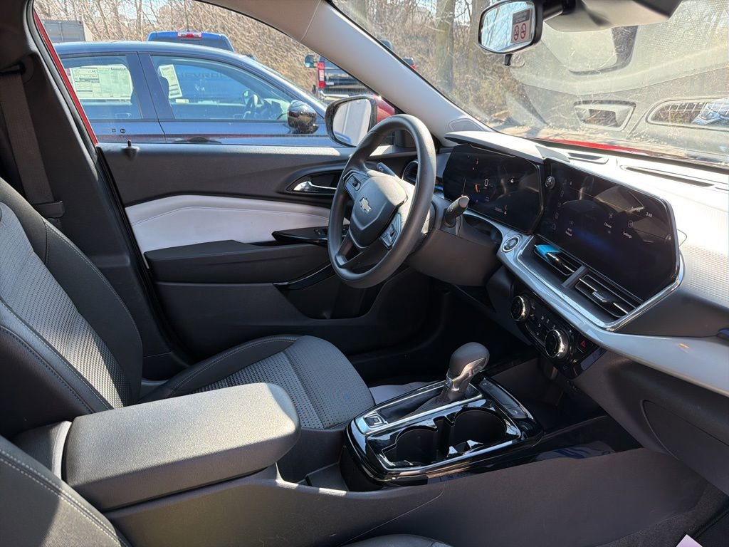 Used 2025 Chevrolet Trax LT image 12