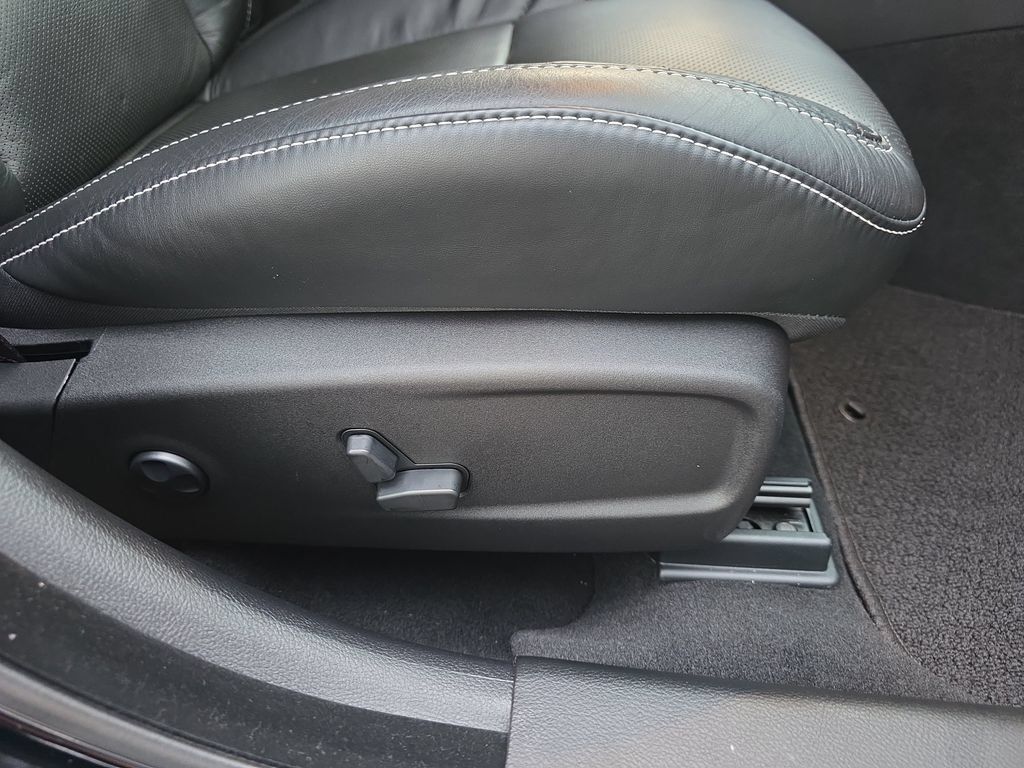 Used 2023 Chrysler 300 C RWD image 36