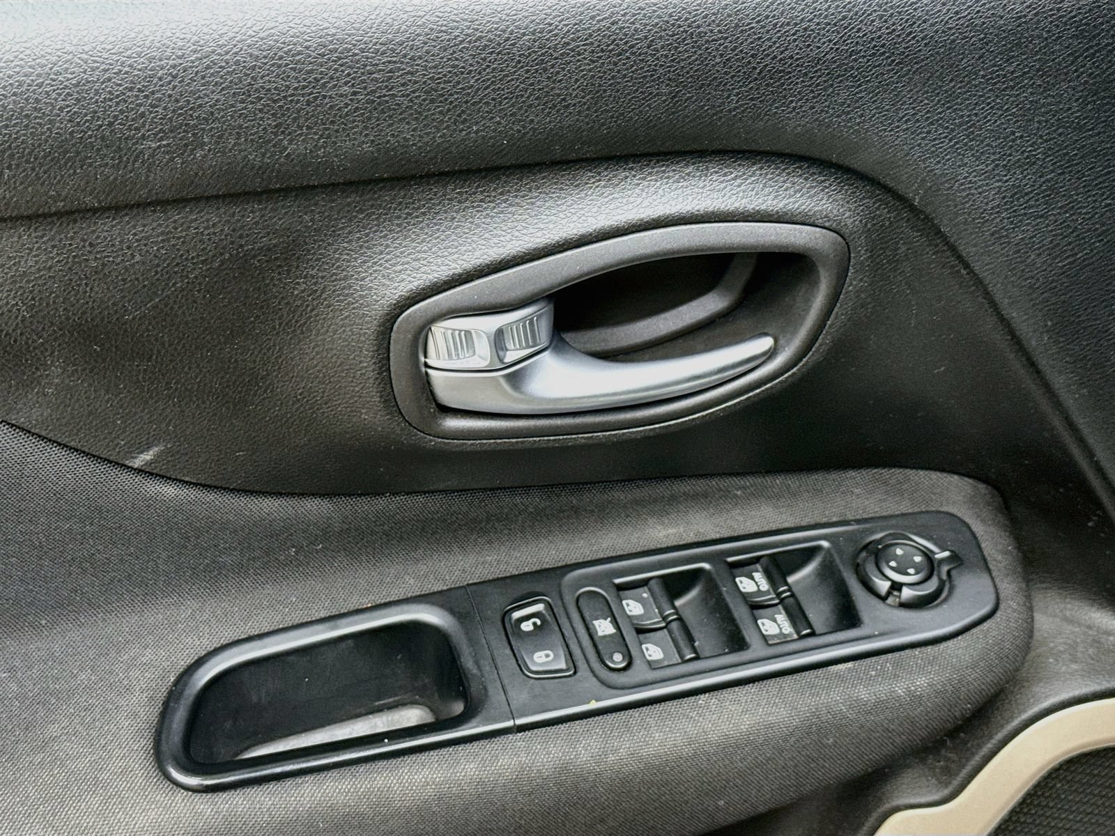 Used 2016 Jeep Renegade Sport w/ Power & Air Group FWD image 21