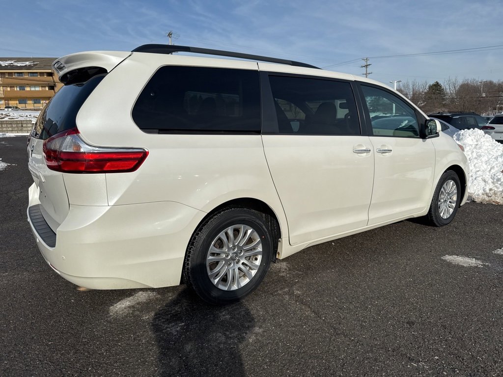 Used 2016 Toyota Sienna XLE Premium image 5