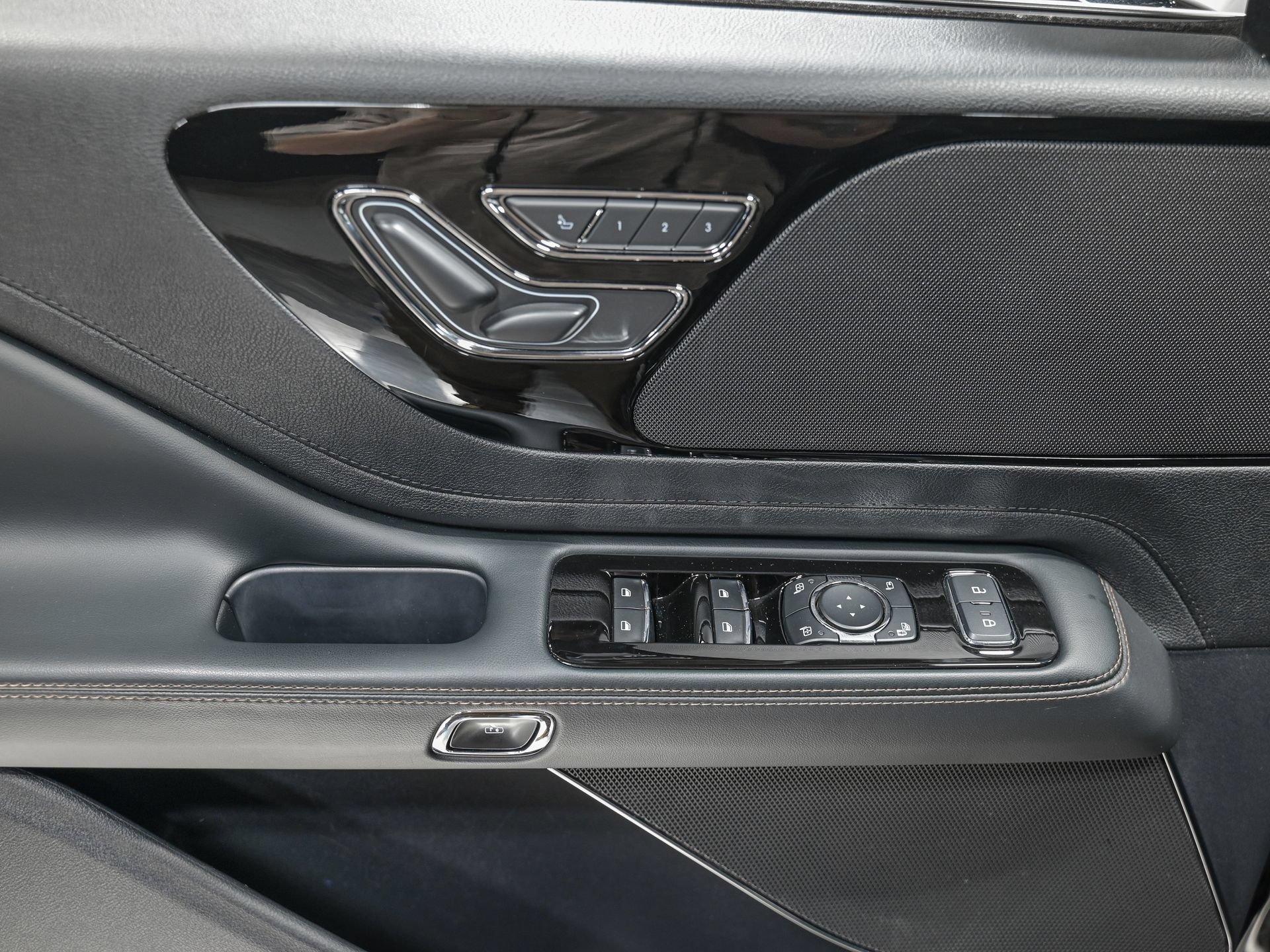 Used 2025 Lincoln Aviator AWD image 13