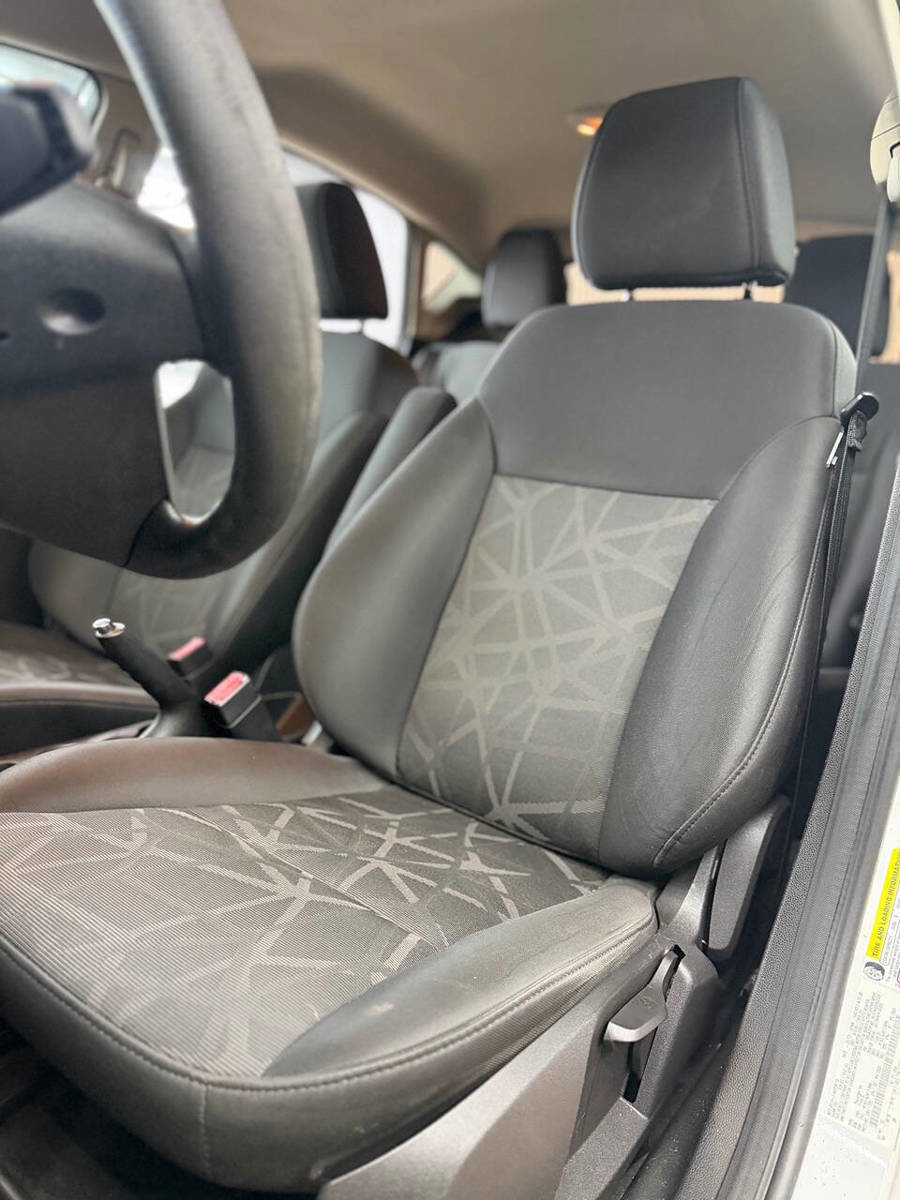 Used 2013 Ford Fiesta SE FWD image 4