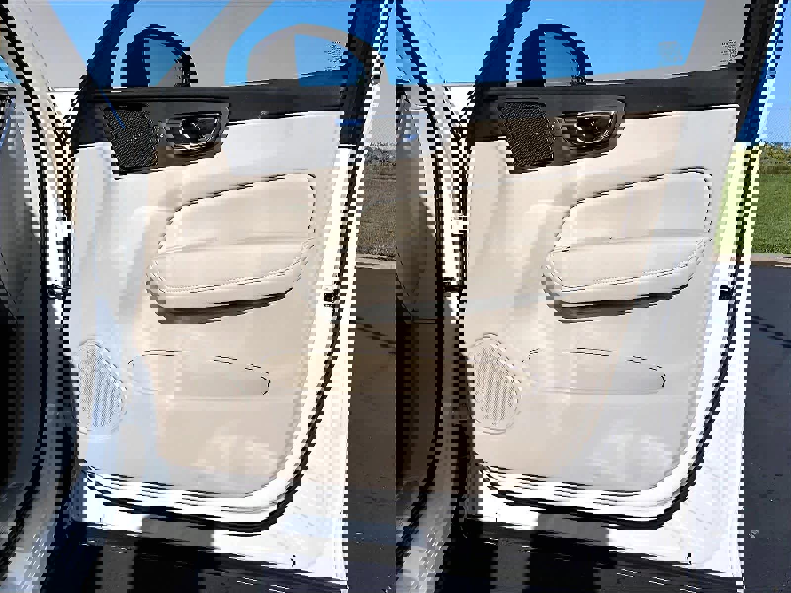 Used 2023 Volvo XC60 T8 Plus image 26