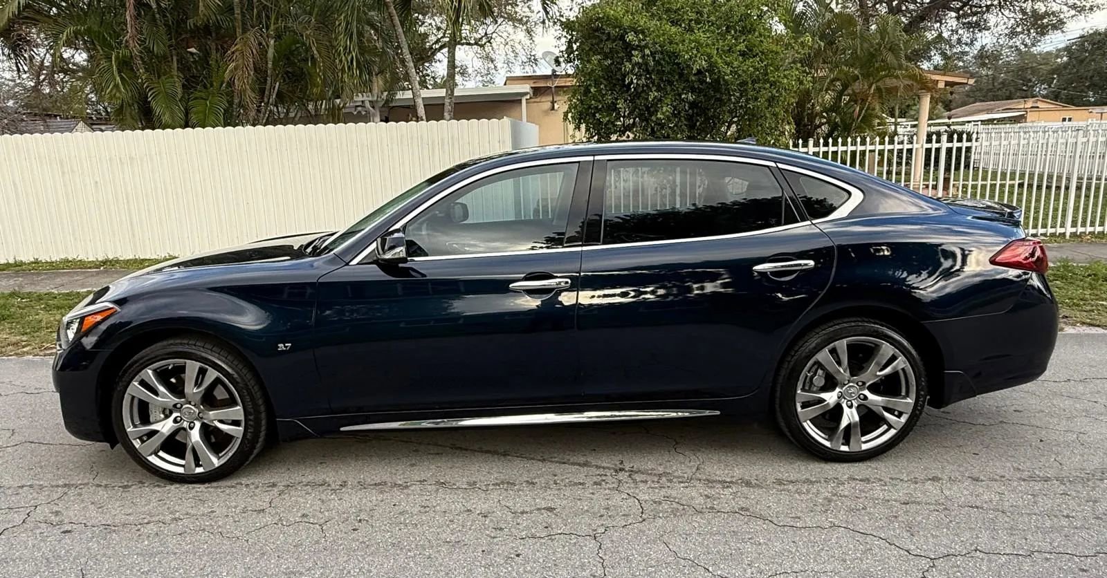 Used 2019 INFINITI Q70 L 3.7 w/ Sensory Package image 3