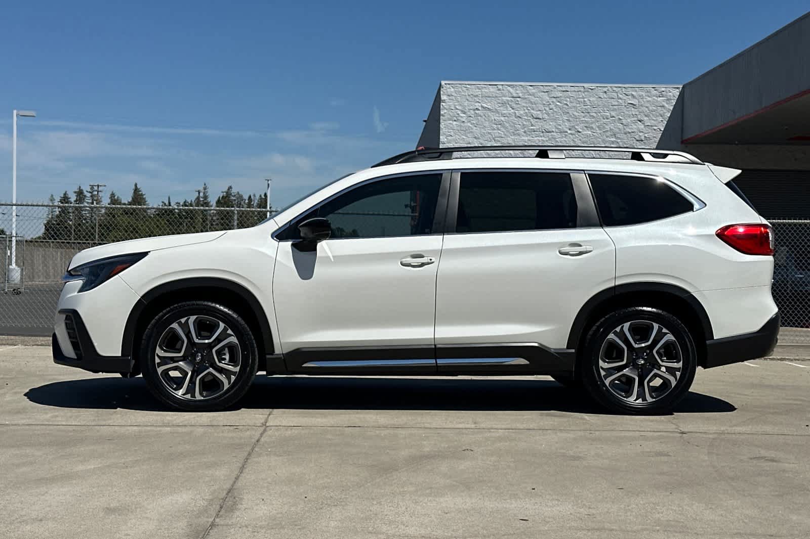 Used 2025 Subaru Ascent Limited AWD/4WD image 6