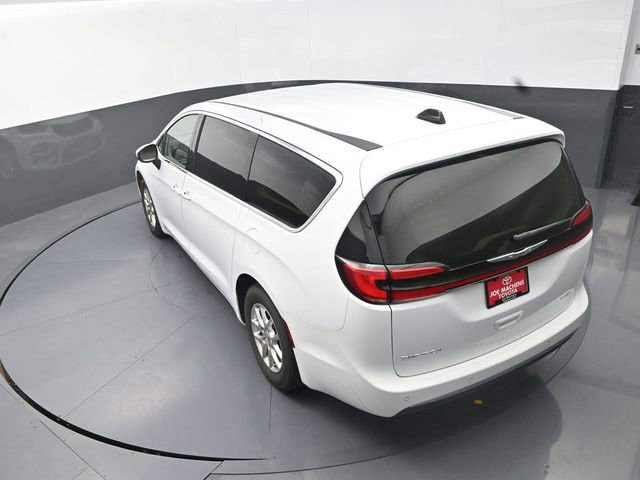 Used 2023 Chrysler Pacifica Touring-L FWD image 16