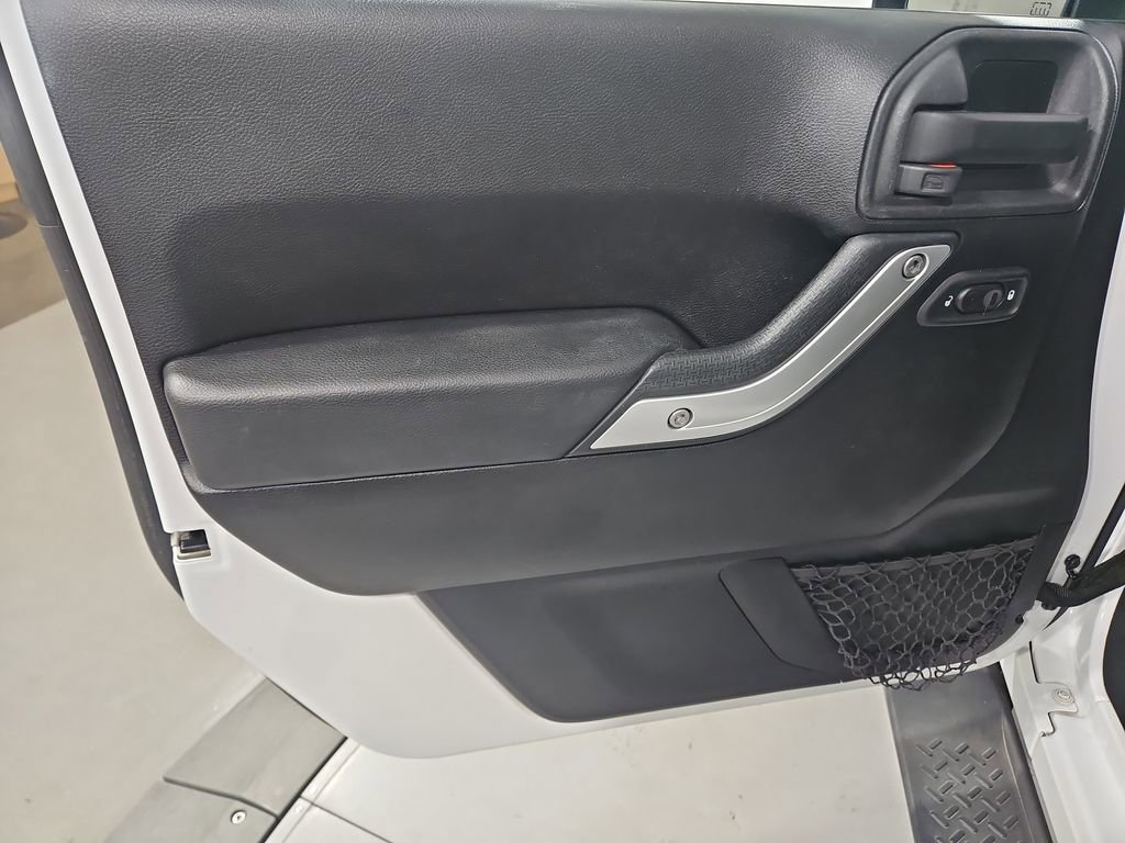 Used 2015 Jeep Wrangler Unlimited Sahara image 11