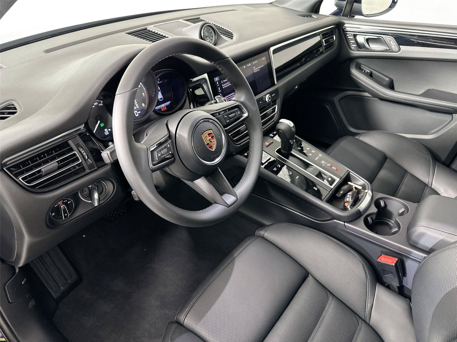 Certified 2026 Porsche Macan Turbo AWD/4WD image 4