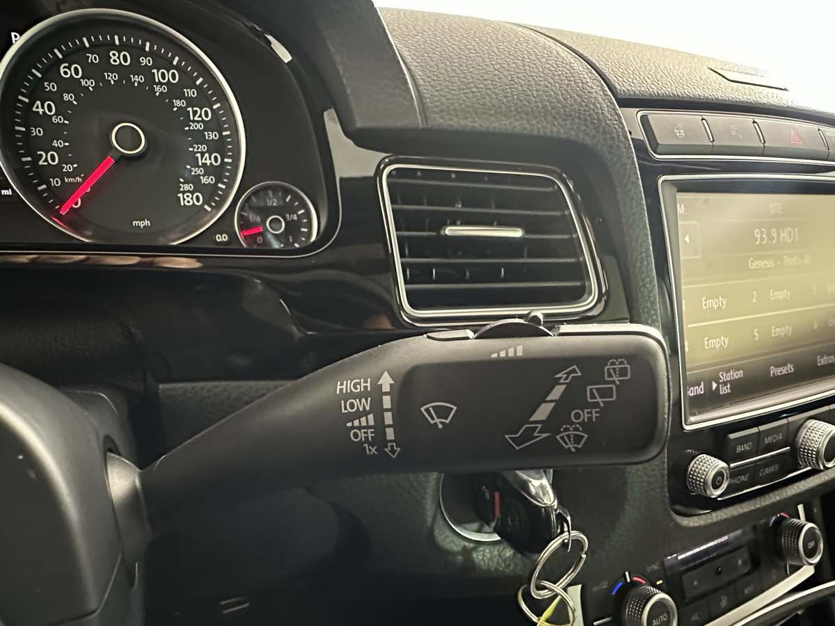 Used 2017 Volkswagen Touareg Wolfsburg Edition image 32