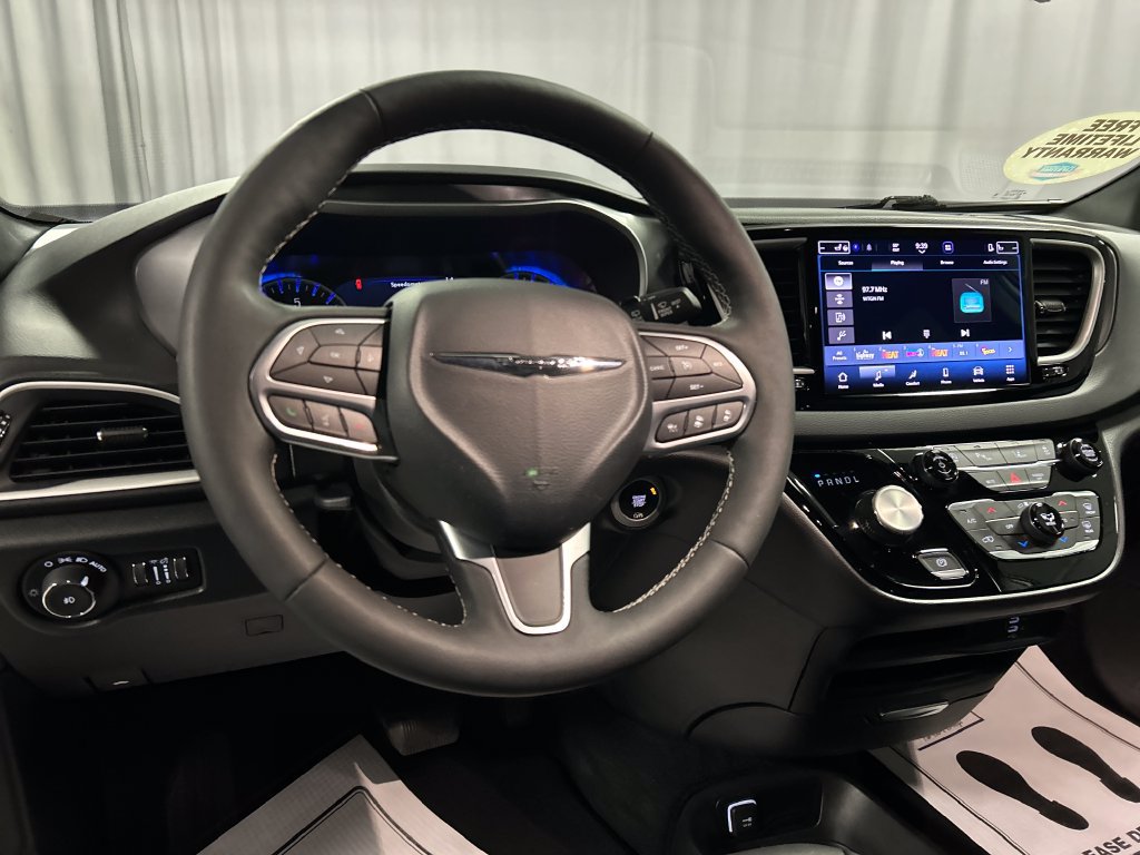 Used 2026 Chrysler Pacifica Select FWD image 15