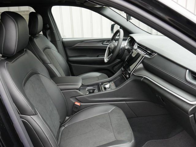 New 2025 Jeep Grand Cherokee Altitude image 22