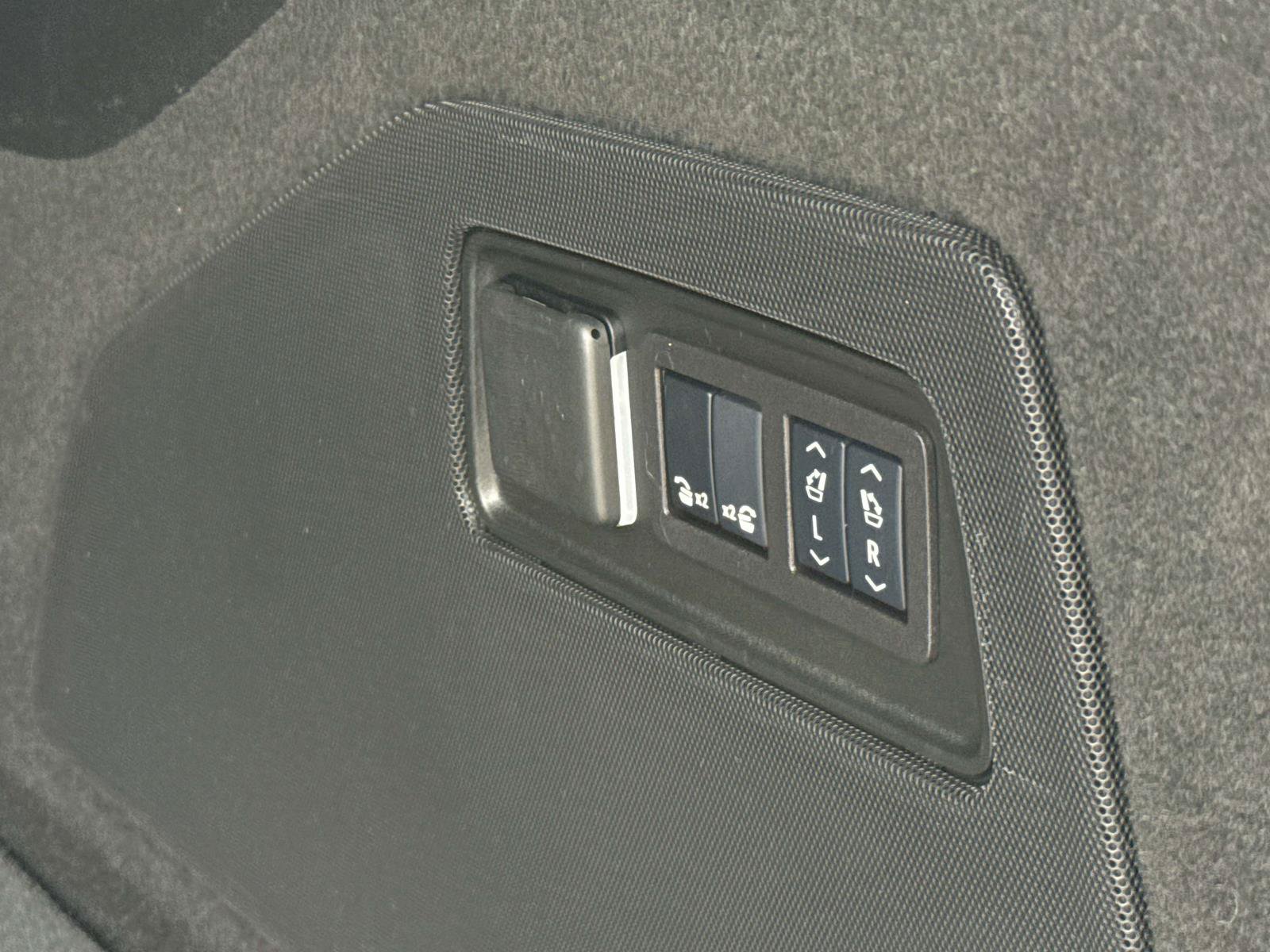 Used 2025 Cadillac Escalade ESV Sport AWD/4WD image 10