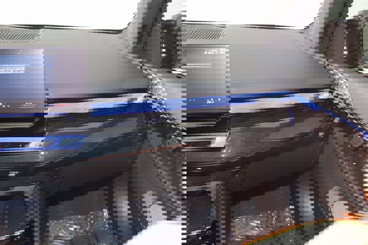 Used 2025 BMW M5 w/ Carbon Package image 44