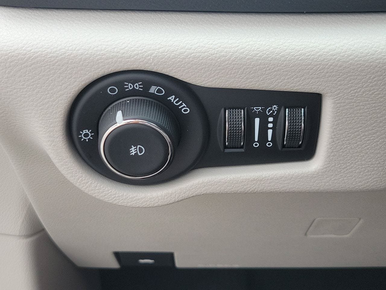 Used 2024 Chrysler Pacifica Touring-L FWD image 27