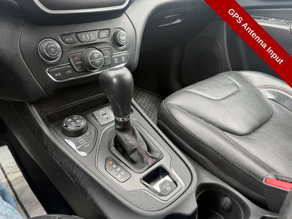 Used 2020 Jeep Cherokee Trailhawk AWD/4WD image 29