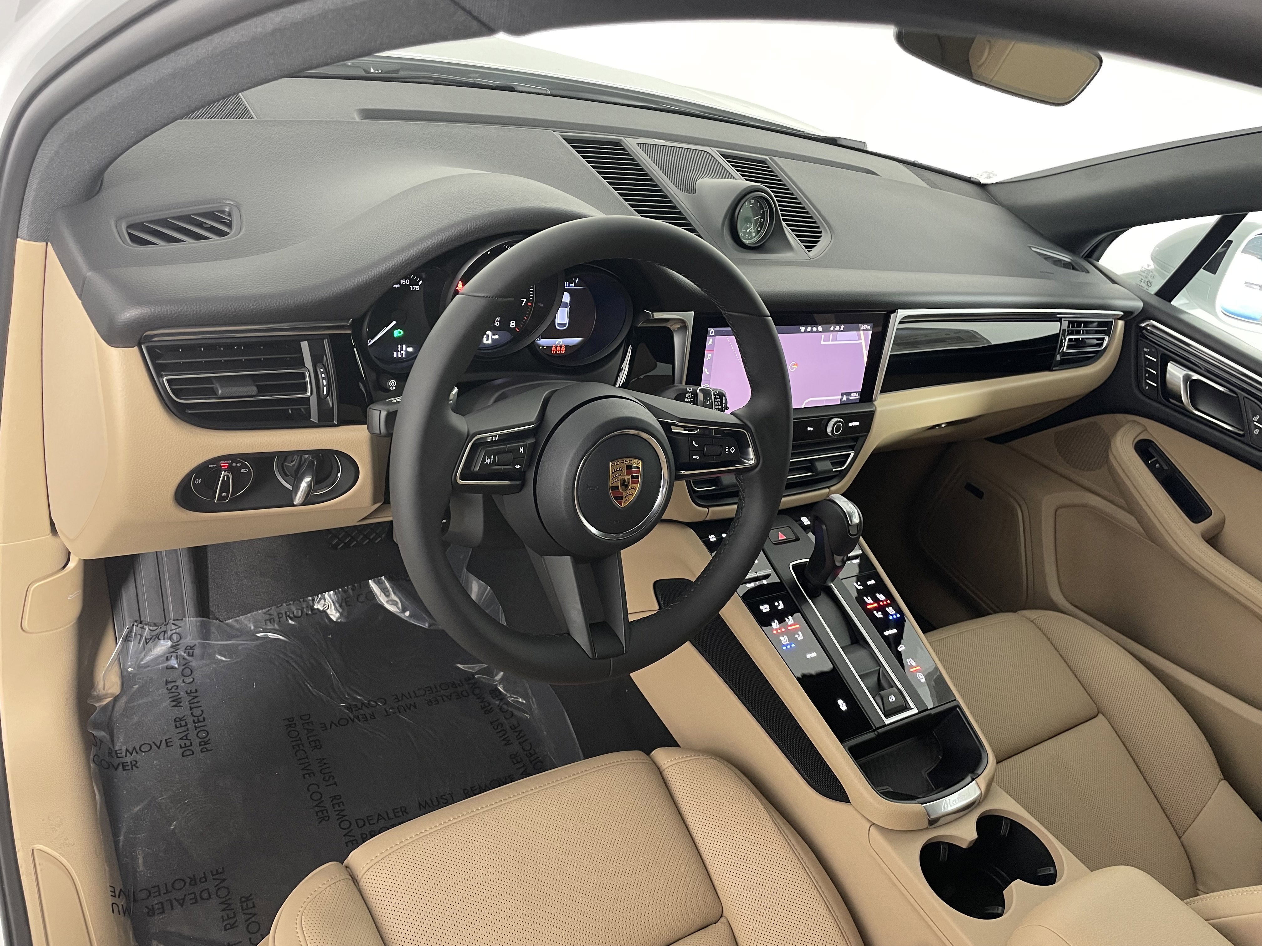Certified 2026 Porsche Macan AWD/4WD image 4