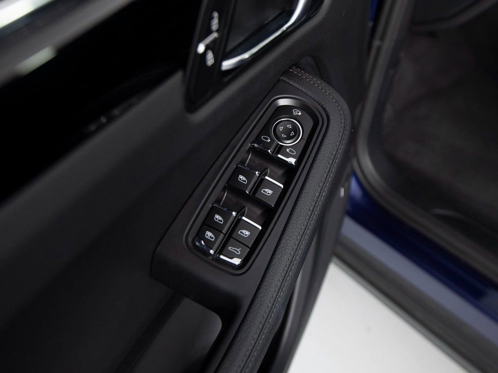 Used 2025 Porsche Macan image 19