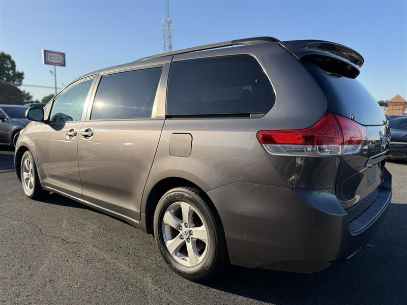 Used 2014 Toyota Sienna LE FWD image 3