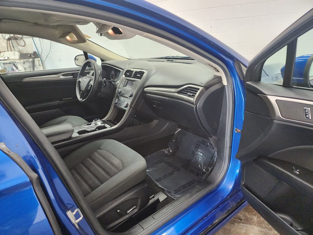 Used 2017 Ford Fusion SE FWD image 29