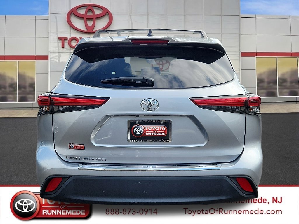 Used 2023 Toyota Highlander L FWD image 4