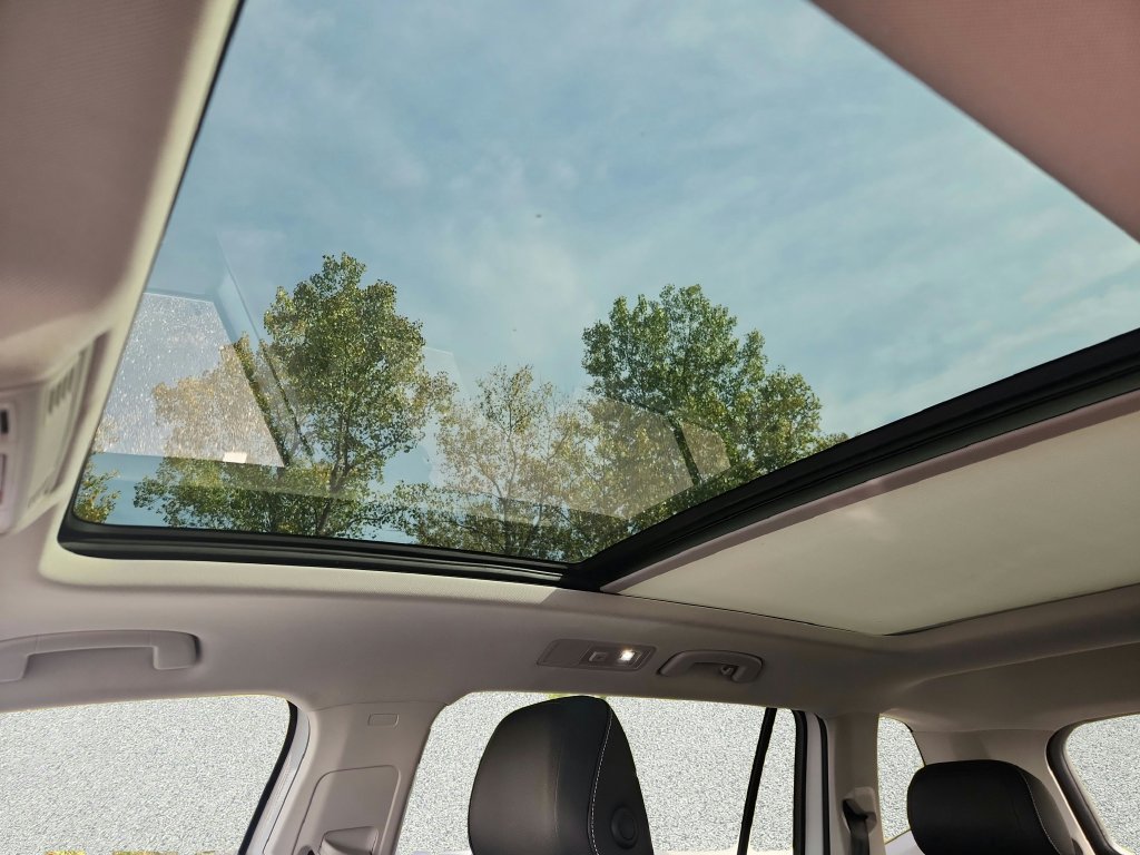 Certified 2022 Volkswagen Tiguan SE w/ Panoramic Sunroof Package AWD/4WD image 12